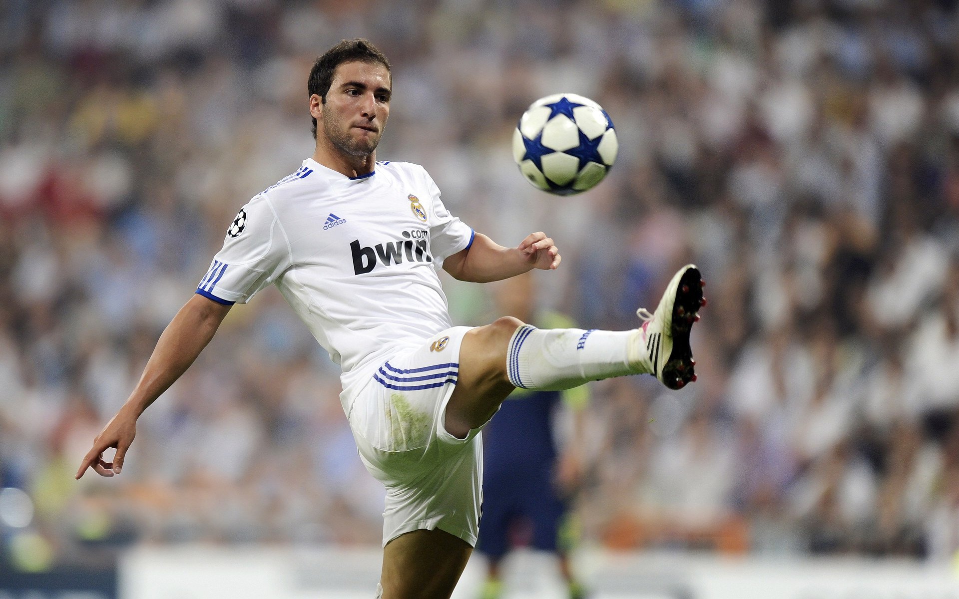 佩德里复出振奋巴萨，中场立刻回春